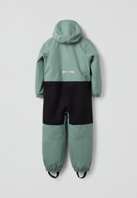 Groen en zwarte waterdichte overall met een capuchon, elastische manchetten en reflecterende accenten. Heeft een gladde textuur en een functioneel ontwerp.
