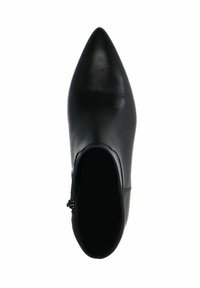 Schwarze Leder-Stiefelette mit spitzem Zeh, glatter Oberfläche und seitlichem Reißverschluss. Die Sohle ist dunkel mit minimalem Profilmuster.