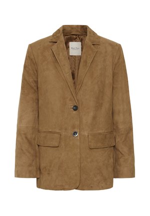 Blazer in camoscio marrone con due bottoni, rever a incavo, maniche lunghe e due tasche con pattina sul davanti, mostrato su sfondo bianco.