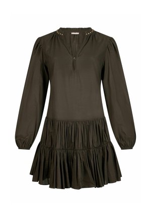 Robe longue à manches longues couleur olive foncé avec des volants froncés en étages, un petit col en V boutonné, des poignets élastiques et des clous décoratifs sur le col montant.