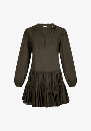 Robe longue à manches longues couleur olive foncé avec des volants froncés en étages, un petit col en V boutonné, des poignets élastiques et des clous décoratifs sur le col montant.