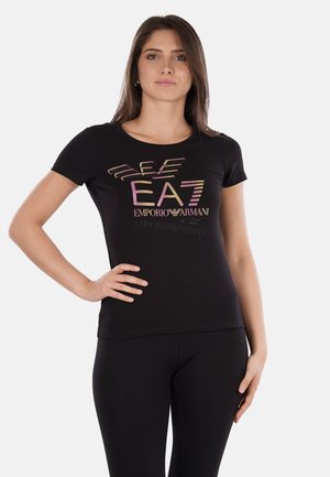 T-shirt nera a maniche corte con logo "EA7 EMPORIO ARMANI" multicolore. Tessuto morbido, design aderente, scollatura rotonda e superficie liscia.