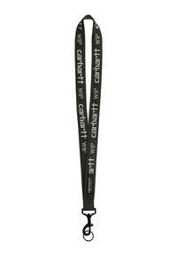 Lanyard de tela verde con letras blancas que muestran "Carhartt WIP." Incluye un clip de metal negro para sujetar objetos.