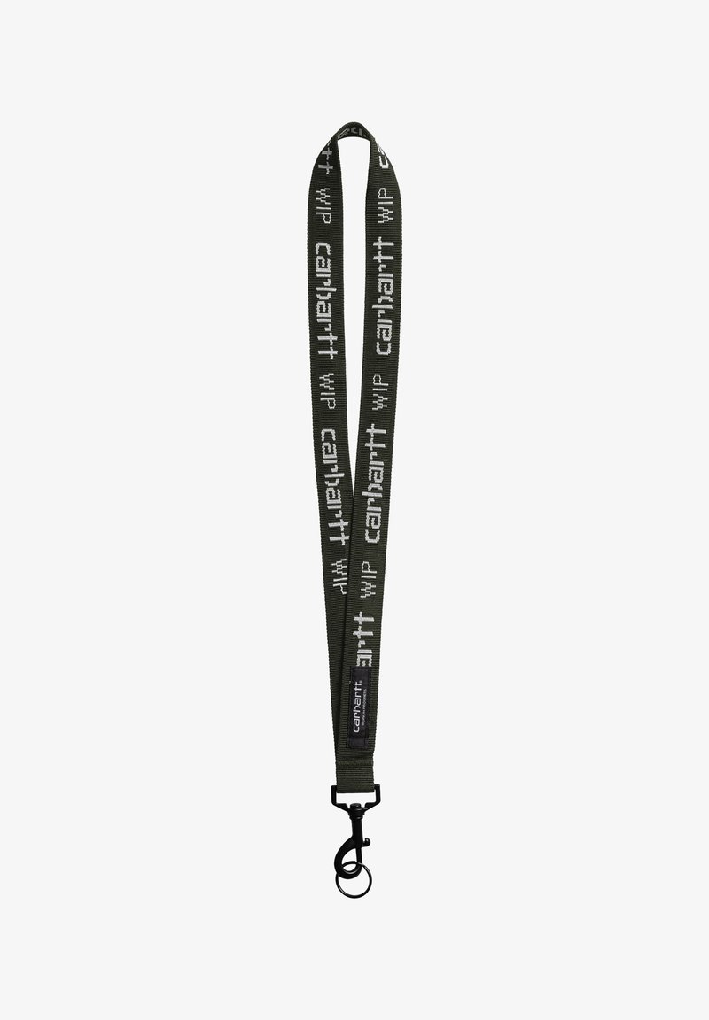 Lanyard de tela verde con letras blancas que muestran "Carhartt WIP." Incluye un clip de metal negro para sujetar objetos.