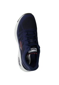 Baskets de sport de la marine avec tige en mesh, accents synthétiques et semelle intermédiaire blanche. Présente des lacets et un logo sur le côté. Design à bout arrondi.