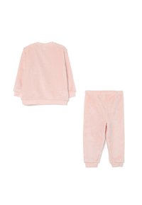 Conjunto de loungewear de forro polar rosa que incluye un pulóver de cuello redondo y pantalones de chándal a juego. Textura suave, puños acanalados y cinturilla elástica.