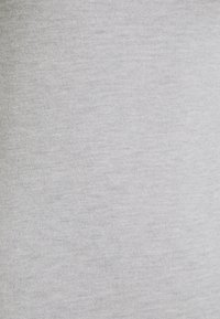 Tessuto di cotone grigio chiaro con una texture liscia, caratterizzato da un sottile motivo a maglia uniforme. Nessun hardware o dettaglio visibile.
