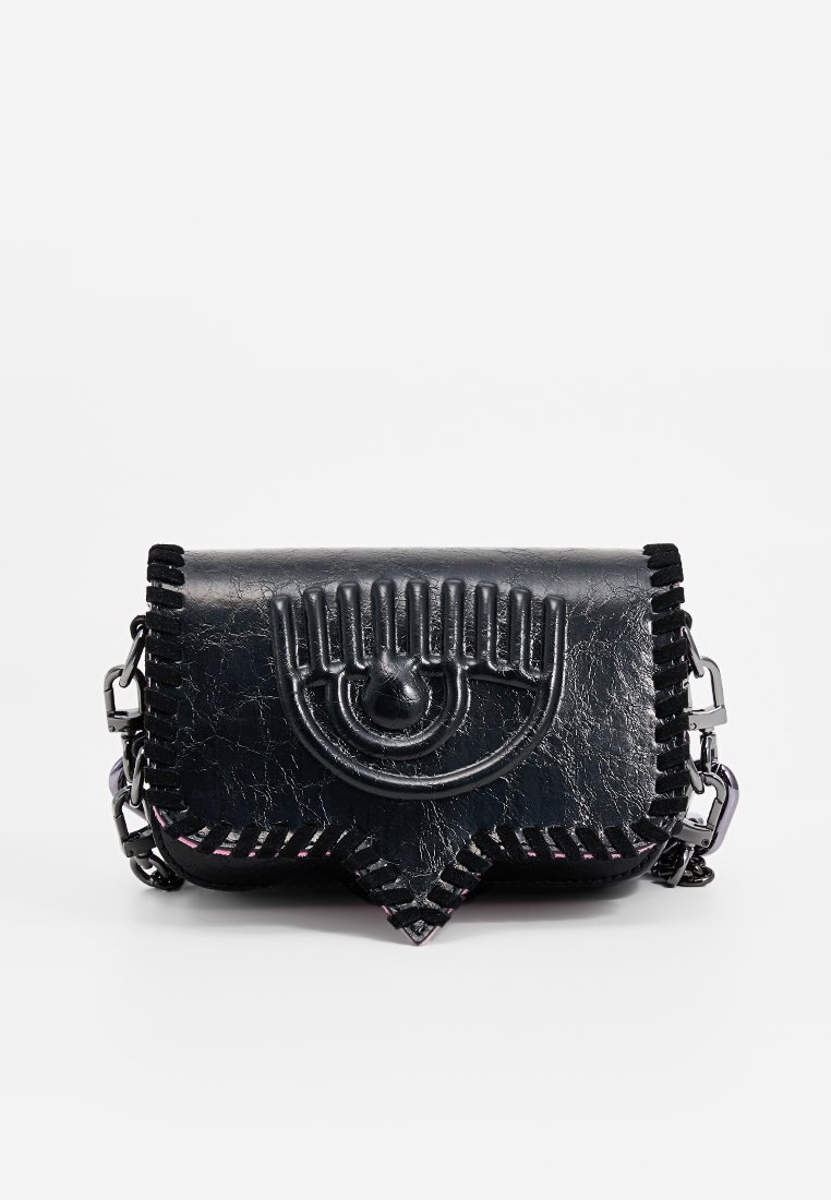 Sac à main en cuir noir avec un design d'œil en relief, finition texturée, bord inférieur festonné et une chaîne en bandoulière. Présente des coutures contrastantes rose.
