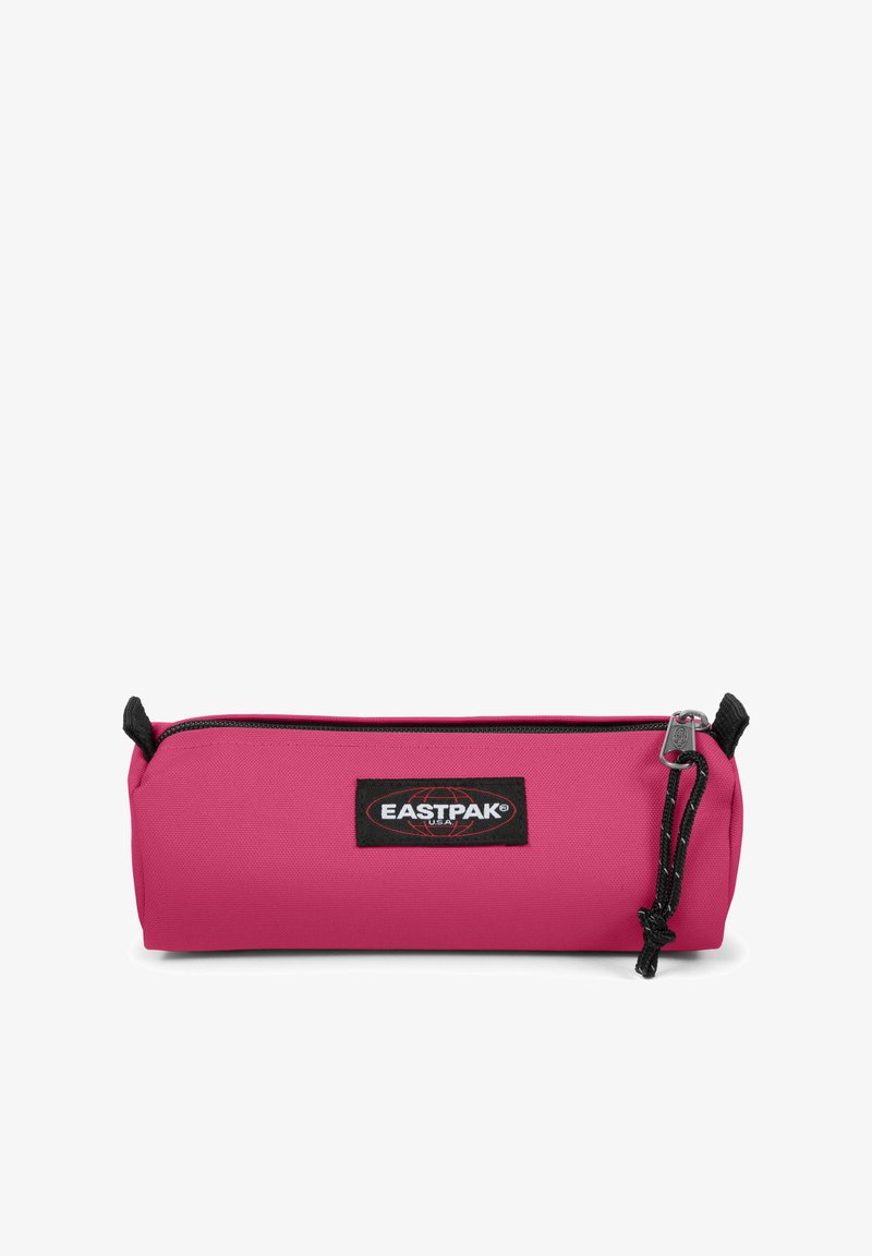 Růžové pouzdro na tužky s válcovým tvarem, vyrobené z odolné tkaniny. Má černý zip a nášivku s logem Eastpak. Kompaktní design.
