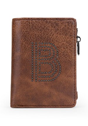 Billetera de cuero marrón con un acabado texturizado, que presenta un diseño de letra "B" con tachuelas. Incluye un compartimento con cremallera en el lateral.