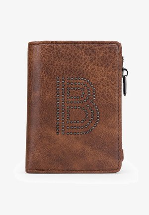 Billetera de cuero marrón con un acabado texturizado, que presenta un diseño de letra "B" con tachuelas. Incluye un compartimento con cremallera en el lateral.