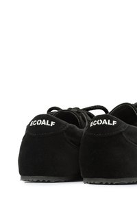 Paire de baskets Ecoalf noires vues de dos avec logo blanc sur les languettes de talon et lacets noirs sur fond blanc.