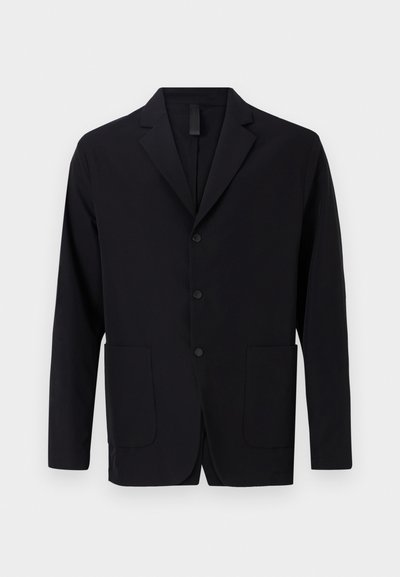 Czarna marynarka wykonana z gładkiego materiału, z wyciętym kołnierzykiem, trzema guzikami, dwiema przednimi kieszeniami oraz luźnym krojem.