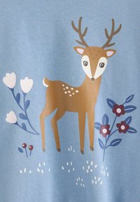 Jasnoniebieska tkanina z brązowym jeleniem w białe plamki, otoczonym różowymi i niebieskimi kwiatami oraz zielonymi liśćmi, z białymi detalami na ziemi.