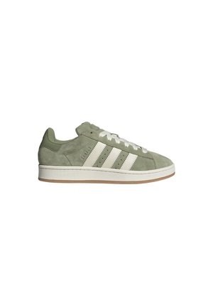 Zielone zamszowe sneakersy z białymi skórzanymi paskami, okrągłym noskiem i płaską gumową podeszwą. Posiadają perforowane detale i kontrastowe akcenty.