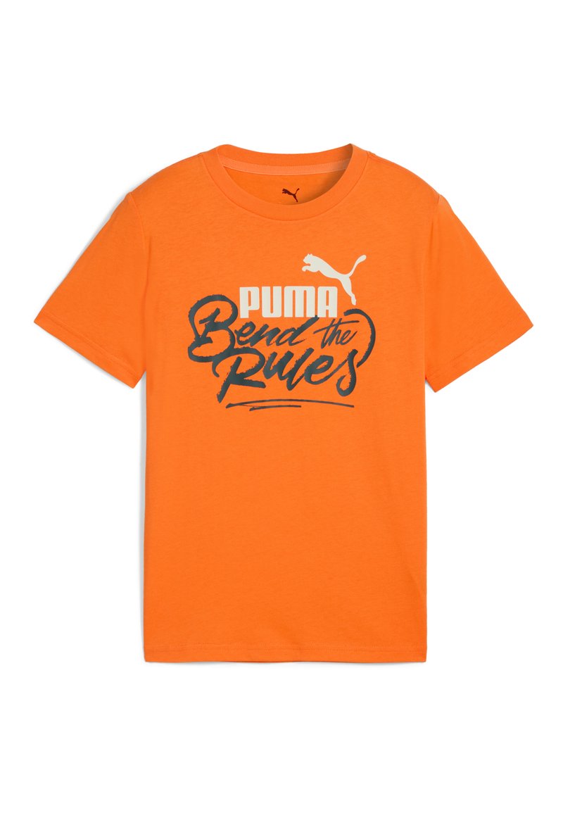 Pomarańczowa bawełniana koszulka z krótkimi rękawami. Zawiera tekst „PUMA” oraz „Bend the Rules” w kontrastowych kolorach. Prosty design z okrągłym dekoltem.
