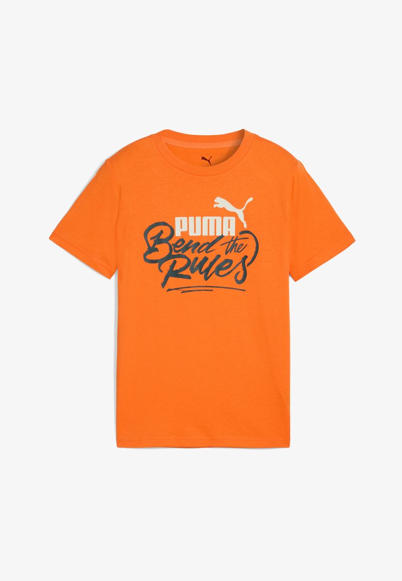 Pomarańczowa bawełniana koszulka z krótkimi rękawami. Zawiera tekst „PUMA” oraz „Bend the Rules” w kontrastowych kolorach. Prosty design z okrągłym dekoltem.