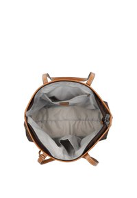 Bolso tote marrón con interior gris claro, que cuenta con dos asas de cuero, un compartimento con cremallera y un divisor central para la organización.