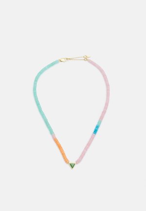 Collier de perles avec des perles alternées bleu pastel, rose et orange, un petit pendentif triangulaire vert et un fermoir en or.
