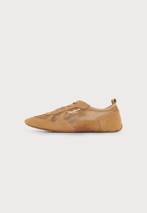 Baskets en daim et mesh marron clair avec un design à lacets et un logo de la marque sur le côté, présentées de profil sur fond blanc.