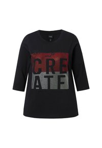 Černé bavlněné tričko s kulatým výstřihem a tříčtvrtečními rukávy. Vyznačuje se nápadným textem "CREATE" vyšitým flitry, s červenými a stříbrnými akcenty.