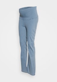 Calças de ganga elásticas de cor azul clara, com uma cintura larga e dobrada. Ajustadas ao corpo, com pernas largas e detalhes de costura visíveis ao longo das costuras.