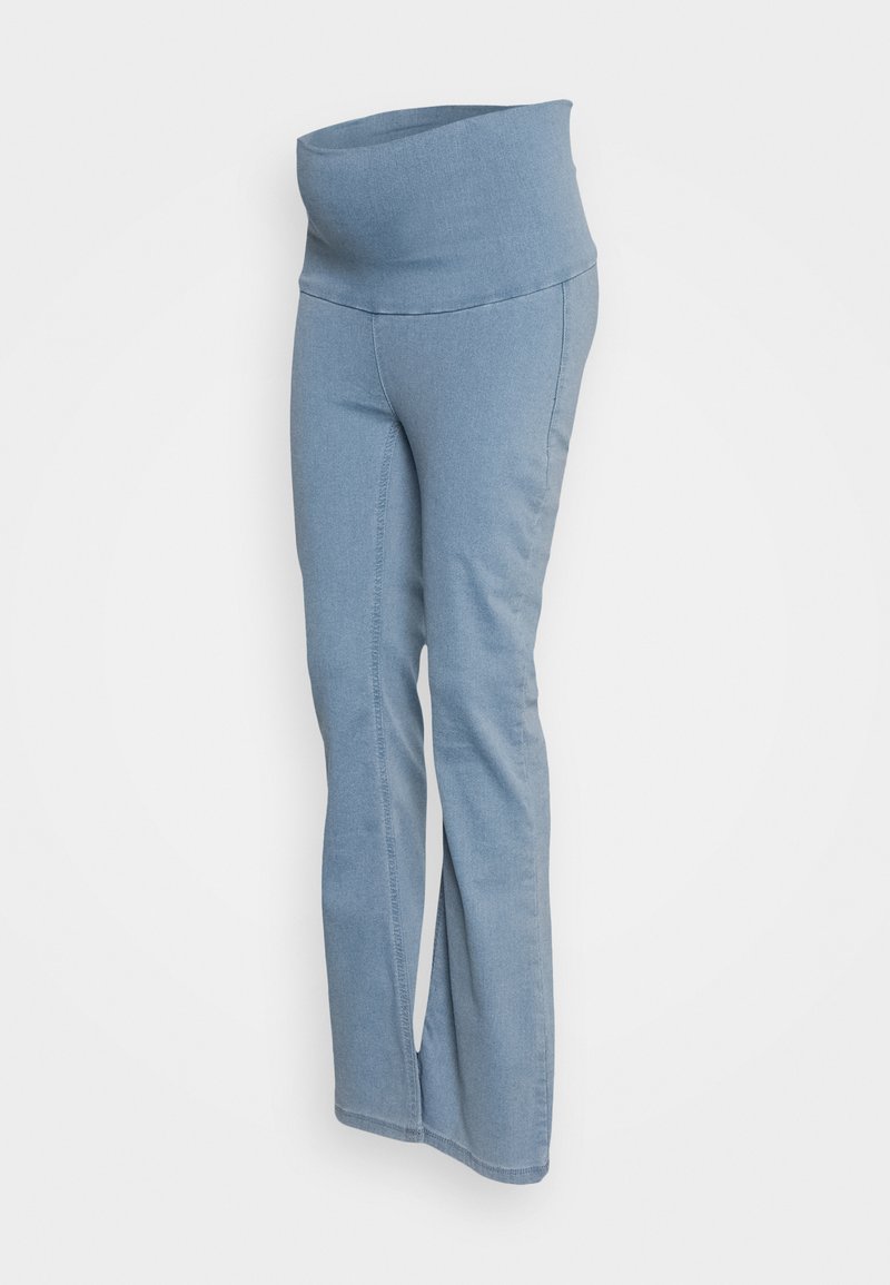 Calças de ganga elásticas de cor azul clara, com uma cintura larga e dobrada. Ajustadas ao corpo, com pernas largas e detalhes de costura visíveis ao longo das costuras.