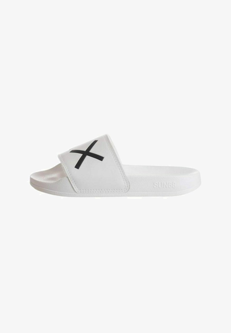 Witte slipper sandalen met een zwart "X" logo op de band, gemaakt van glad synthetisch materiaal, en een gestructureerde witte zool voor grip.