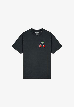 Czarna bawełniana koszulka z grafiką czerwonej wiśni z zielonym liściem, okrągły dekolt i krótkie rękawy. Prosty, casualowy design.