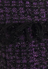 Lila och svart texturerad tyg med ett vävt mönster, som har glänsande svarta accenter och fransade kanter för extra detalj.