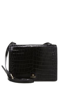 Borsa in pelle sintetica nera effetto coccodrillo con finitura liscia, forma rettangolare e tracolla staccabile. Accento con logo dorato sul davanti.