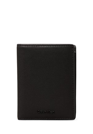 Billetera bi-fold negra en cuero texturizado, con logo en relieve y bordes limpios. Diseño compacto con detalles de costura mínimos y apenas visibles.