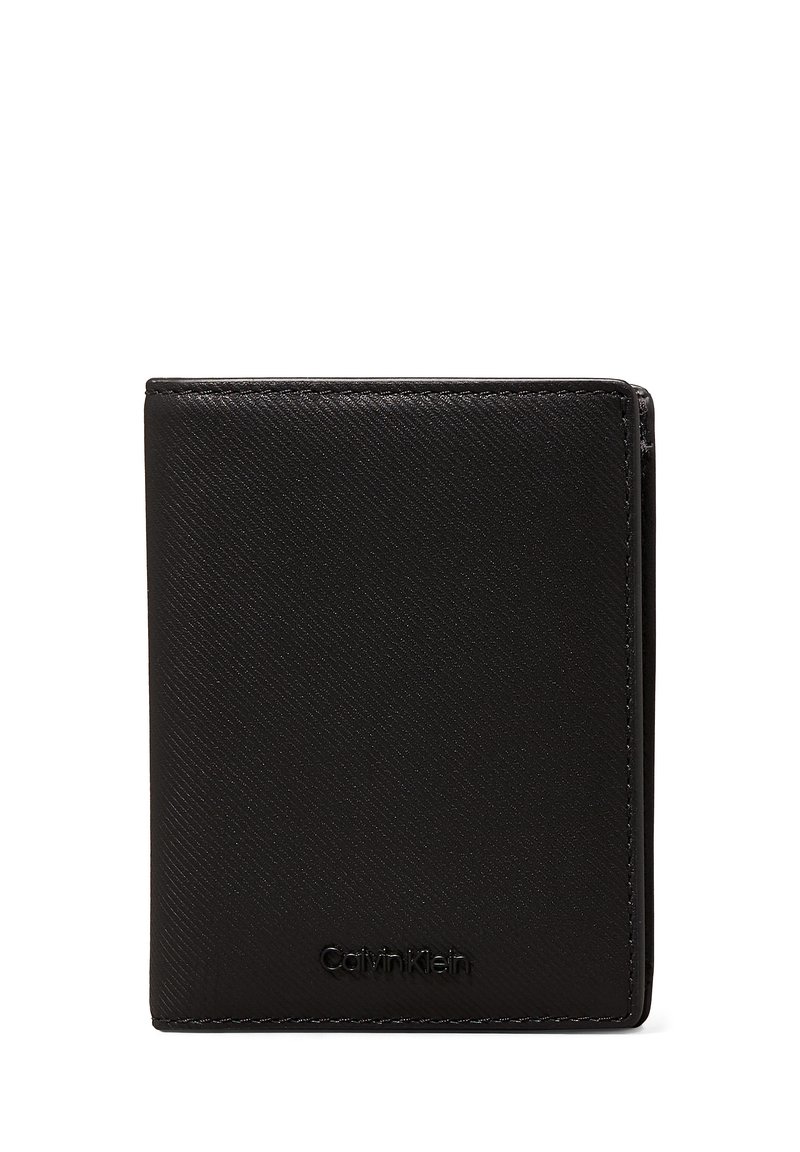 Billetera bi-fold negra en cuero texturizado, con logo en relieve y bordes limpios. Diseño compacto con detalles de costura mínimos y apenas visibles.