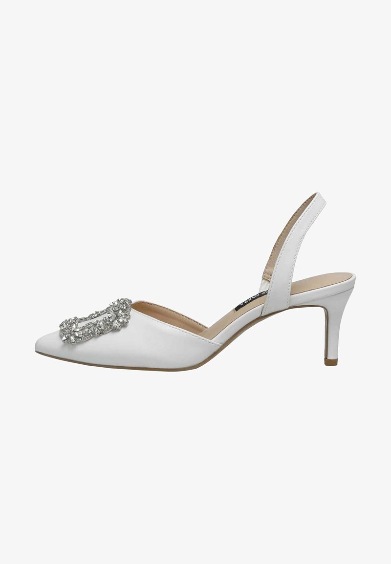 Des escarpins blancs à bride arrière avec un bout pointu, un petit talon aiguille et un accent orné de cristaux sur le dessus. Matière synthétique lisse.