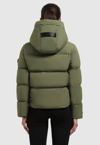 Giacca a vento verde oliva con cappuccio, caratterizzata da un design trapuntato, vestibilità aderente e una patch con logo sul retro. Texture morbida e liscia.