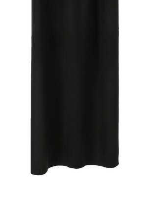 Czarna dziana tkanina, długa i luźno drapowana konstrukcja, gładka faktura, dół wykończony ściągaczem. Prosty i jednolity wygląd.