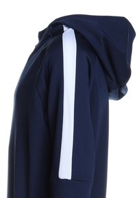 Felpa con cappuccio blu navy con una striscia bianca sulla manica, realizzata in tessuto morbido. Presenta una vestibilità rilassata e un cappuccio regolabile.