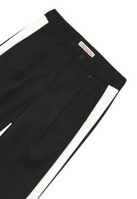 Pantaloni neri su misura con strisce laterali bianche, caratterizzati da una texture liscia, chiusura a bottone e dettagli plissettati sulla parte frontale.