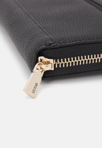 Guess LAUREL LARGE ZIP AROUND - Carteira - black