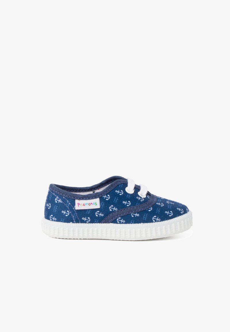 Baskets en toile marine avec semelle en caoutchouc blanc, avec un motif d'ancre répété et lacets blancs. Étiquette avec logo sur le côté avec des lettres colorées.