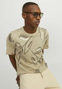 Jack & Jones PREMIUM ALL OVER RUNDHALS - T-shirt med print - coffee quartz