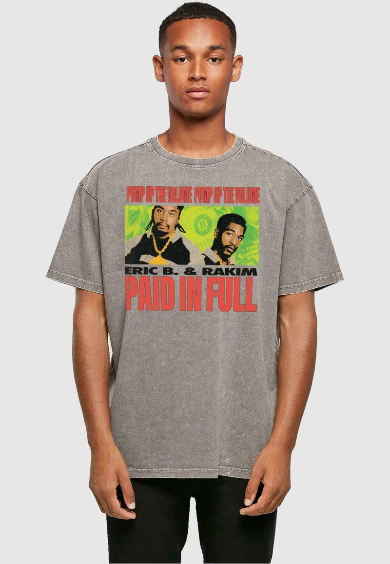 Grijze oversized t-shirt met een voorzijde graphic van twee figuren en de tekst "PAID IN FULL" in vet rood, ronde hals, korte mouwen, casual pasvorm.