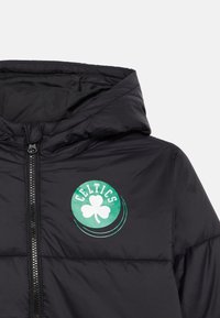 Μαύρο μπουφάν με κουκούλα και μπροστινό φερμουάρ, με το πράσινο λογότυπο των Celtics και ένα λευκό τριφύλλι στην αριστερή πλευρά του στήθους.