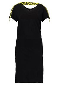 Robes noires jusqu'aux genoux avec texture en maille, manches courtes, col en V, et détail de sangle jaune avec inscription noire sur les épaules.