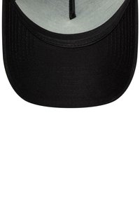 Schwarze Baseballmütze mit strukturiertem, hohem Kopf und gebogenem Schirm. Innenfutter aus hellgrauem Stoff mit zentraler Stickdetail.