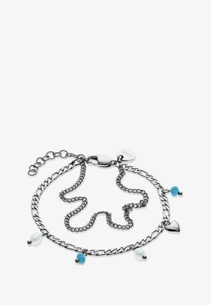 Bracciale a catena d'argento con ciondolo a forma di cuore, due perline blu e due perline bianche, con chiusura a moschettone e maglie regolabili.
