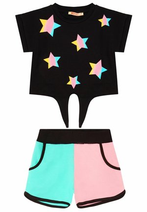 Czarny krótki t-shirt z pastelowymi, wielokolorowymi gwiazdami i rozcięciem na hemie, w połączeniu z dwukolorowymi szortami w odcieniach niebieskiego i różowego z czarnym wykończeniem i elastyczną talią.