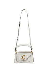 Bolso de mano de cuero blanco con solapa curva, herrajes dorados y un logo prominente en forma de letra "C". Cuenta con una correa ajustable.