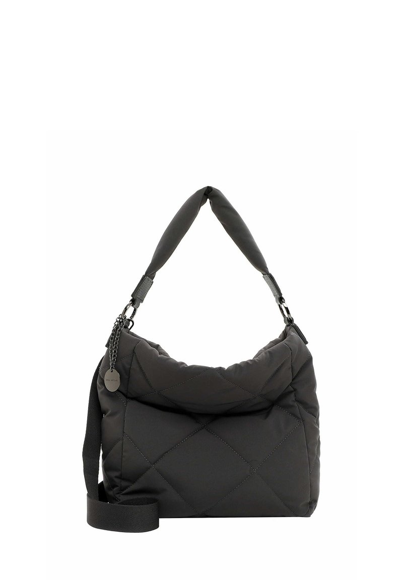 Bolso de hombro negro acolchado con una textura suave, que cuenta con un asa trenzada, correa ajustable y acentos de cadena.