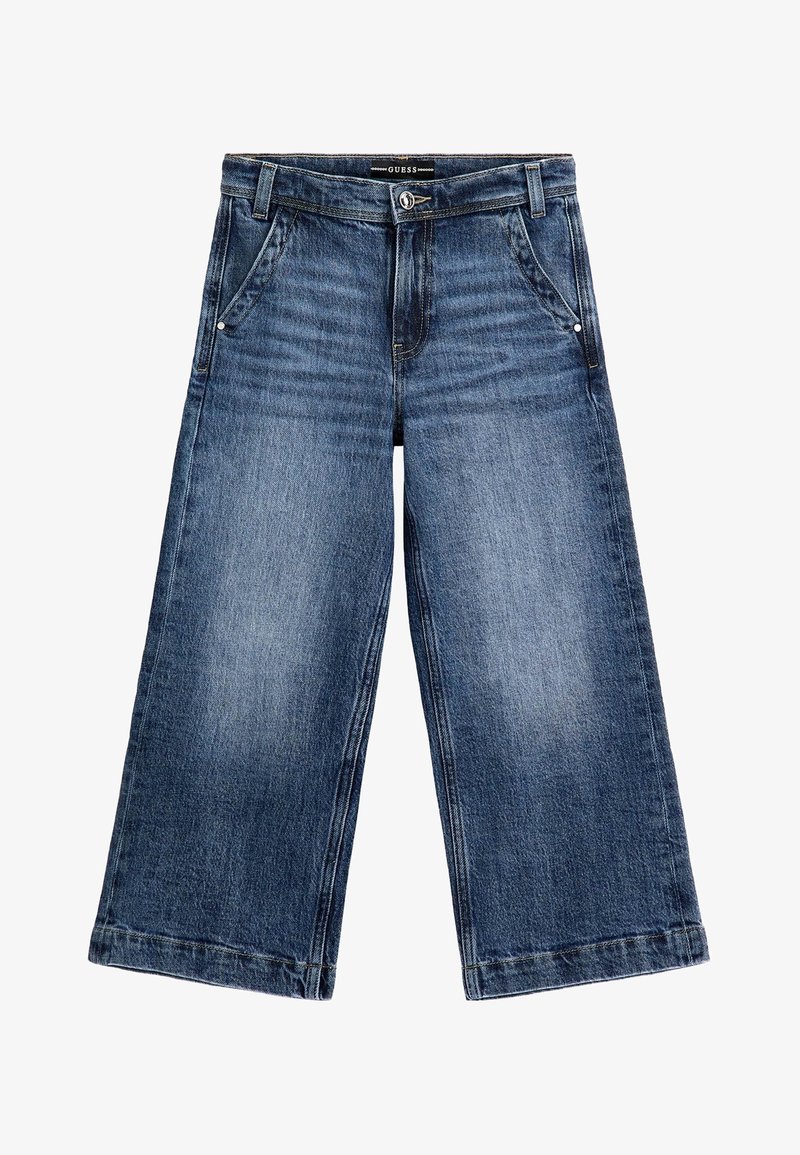 Pantalones de mezclilla de pierna ancha en lavado azul medio, con cinco bolsillos, cierre de cremallera y trabillas para cinturón. Textura suave con ligeros detalles de desgaste.